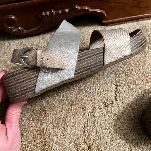 Blowfish Women's Gray and Tan Sandals - Picture 6 of 7